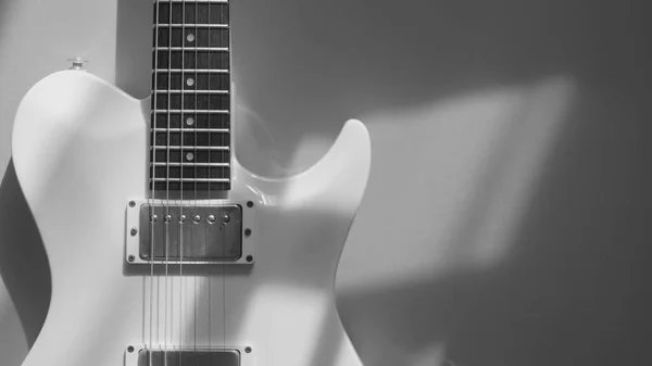 Guitarra Eléctrica Blanca Fondo Blanco Con Espacio Copia Blanco Negro — Foto de Stock