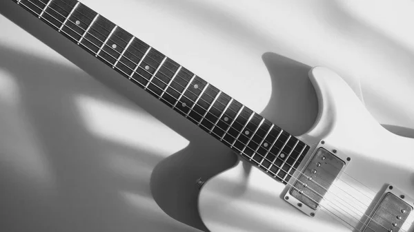 Bílá Elektrická Kytara Bílé Pozadí Kopírovacím Prostorem Černá Bílá — Stock fotografie