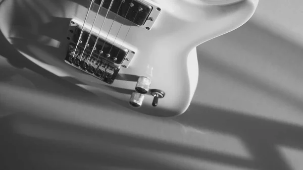 Beyaz Elektro Gitar Kopyalama Alanı Olan Beyaz Arkaplan Siyah Beyaz — Stok fotoğraf