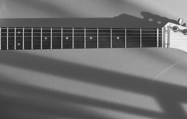 Biała Gitara Elektryczna Białe Tło Przestrzenią Kopiowania Czerń Biel — Zdjęcie stockowe