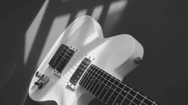 Beyaz Elektro Gitar Kopyalama Boşluğu Olan Beyaz Arkaplan — Stok fotoğraf