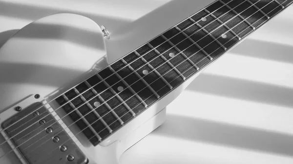 Biała Gitara Elektryczna Białe Tło Spasem Kopiującym — Zdjęcie stockowe