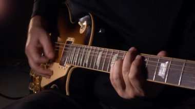 Gitarist stüdyoda gitar çalıyor. Yavaş çekim 100p