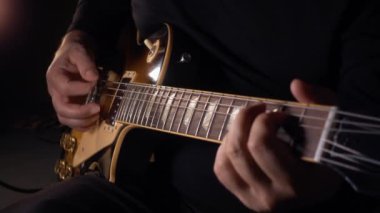 Gitarist stüdyoda gitar çalıyor. Yavaş çekim 50p