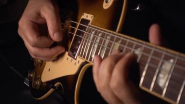 Gitarist stüdyoda gitar çalıyor. Yavaş çekim 100p