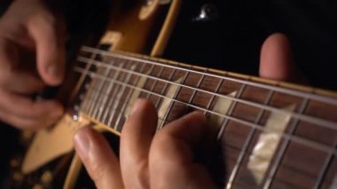 Gitarist stüdyoda gitar çalıyor. Yavaş çekim 100p