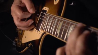 Gitarist stüdyoda gitar çalıyor. Yavaş çekim 50p
