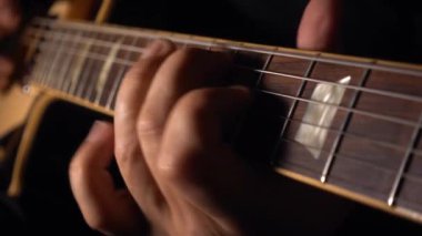 Gitarist stüdyoda gitar çalıyor. Yavaş çekim 50p