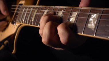 Gitarist stüdyoda gitar çalıyor. . 