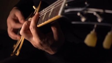 Gitarist stüdyoda gitar çalıyor. . 