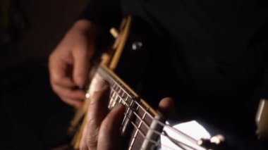 Gitarist stüdyoda gitar çalıyor. . 