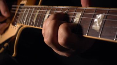 Gitarist stüdyoda gitar çalıyor. Yavaş çekim 100p