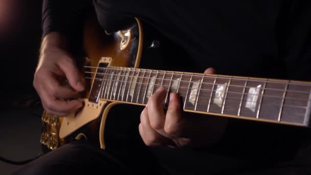 Guitarrista Toca Guitarra Estúdio Movimento Lento 100P — Vídeo de Stock