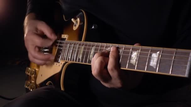 Guitarrista Toca Guitarra Estudio Registro Cámara Lenta 50P — Vídeo de stock