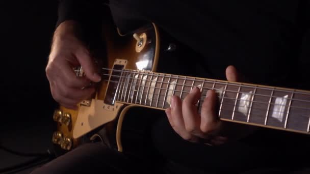 Guitarrista Toca Guitarra Estudio Registro Movimiento Lento 100P — Vídeos de Stock