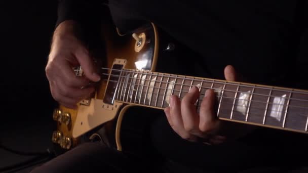 Guitariste Joue Guitare Studio Sur Disque Mouvement Lent 100P — Video