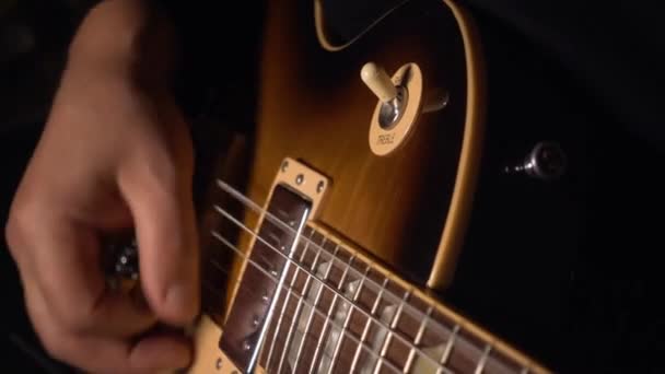 Gitarrist Spielt Studio Auf Platte Gitarre — Stockvideo