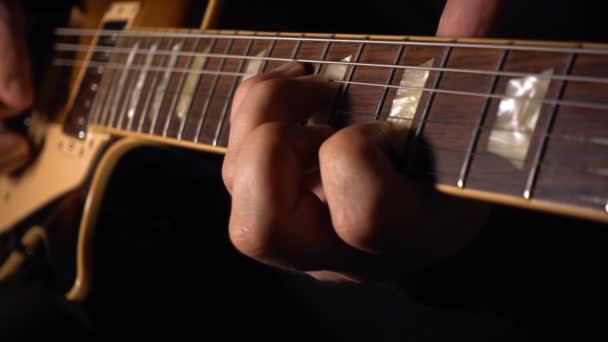 Guitarrista Toca Guitarra Estudio Registro Movimiento Lento 100P — Vídeo de stock