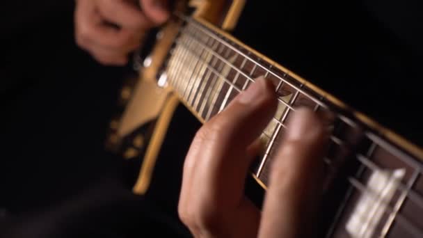 Guitarrista Toca Guitarra Estúdio Movimento Lento 50P — Vídeo de Stock