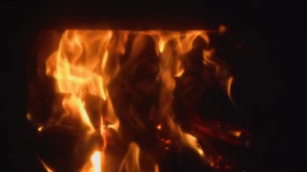Φωτιά Καίει Στη Σόμπα Πορτοκαλί Φλόγα Αργή Κίνηση 100P — Αρχείο Βίντεο
