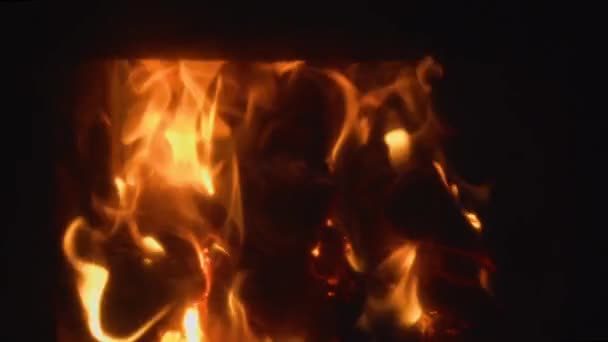 火はストーブの中で燃える オレンジの炎 スローモーション100P — ストック動画