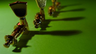 Gitar akort mandalları. Kopyalama alanı olan renk arkaplanı 