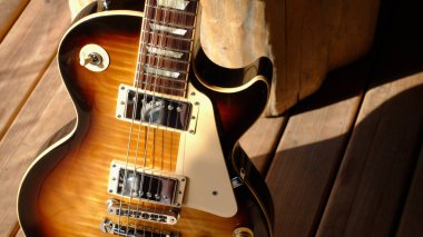 Tahtada klasik elektro gitar. 