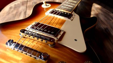 Tahtada klasik elektro gitar. 