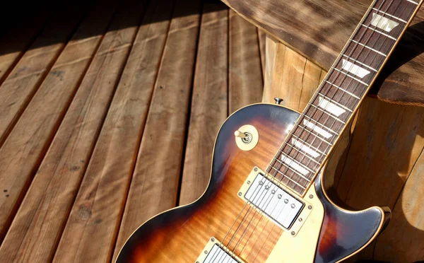 木制木板上的老式电吉他 — 图库照片