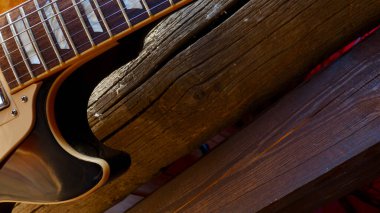 Tahtadaki elektro gitar.