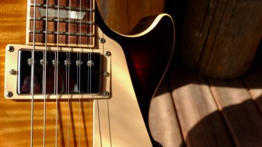 Tahtadaki elektro gitar.