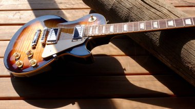 Tahtadaki elektrikli gitar şapkası.