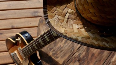 Tahtada elektro gitar ve kovboy şapkası.