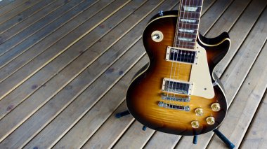 Tahtada klasik elektro gitar.