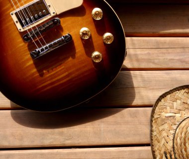 Tahtada klasik elektro gitar ve kovboy şapkası. Boşluğu Kopyala 