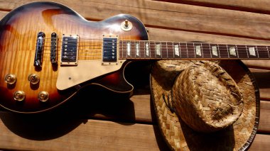 Tahtada klasik elektro gitar ve kovboy şapkası. Boşluğu Kopyala 