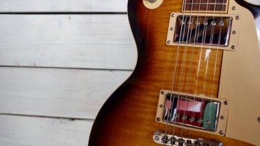 Tahta tahtalarda klasik elektro gitar. Boşluğu Kopyala 
