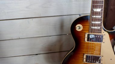 Tahta tahtalarda klasik elektro gitar. Boşluğu Kopyala 