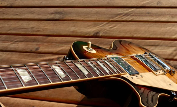 木の板の上のヴィンテージエレキギター — ストック写真