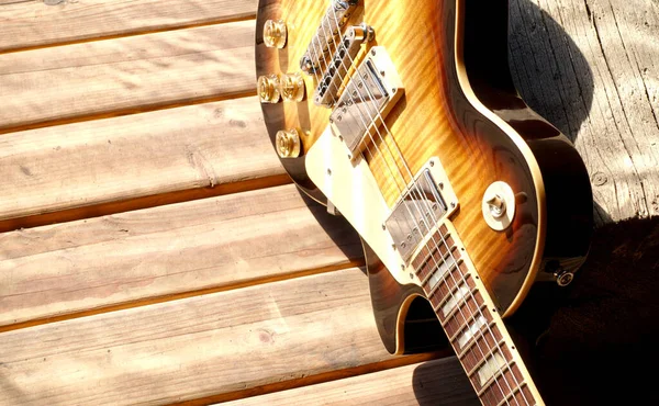 Tahtadaki elektro gitar.