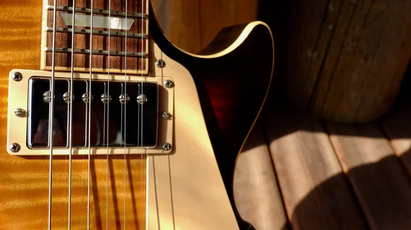 Tahtadaki elektro gitar.