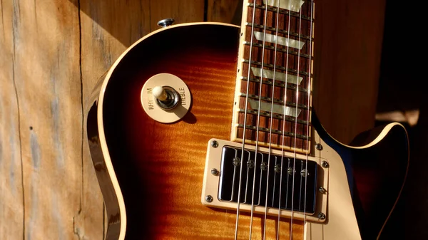 Tahtadaki elektro gitar.