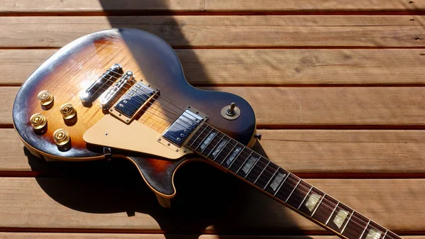 Tahtadaki elektro gitar.