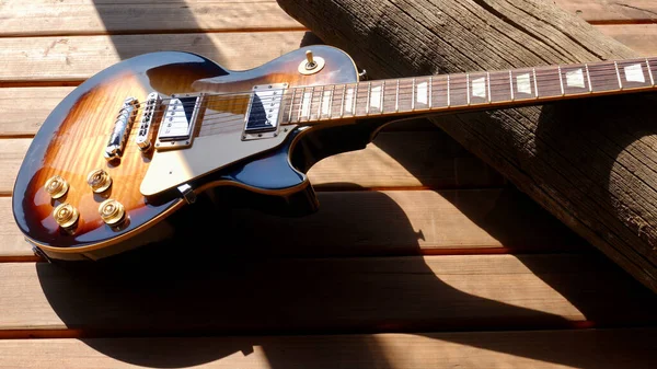 Tahtadaki elektrikli gitar şapkası.