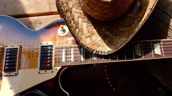 Guitarra Eléctrica Sombrero Vaquero Las Tablas Madera —  Fotos de Stock