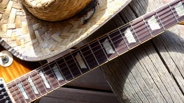 Guitarra Eléctrica Sombrero Vaquero Las Tablas Madera —  Fotos de Stock