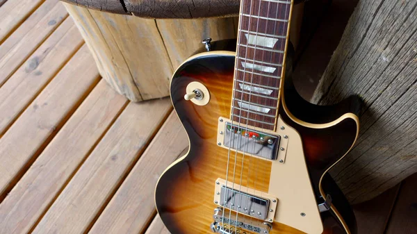 木制木板上的老式电吉他 — 图库照片