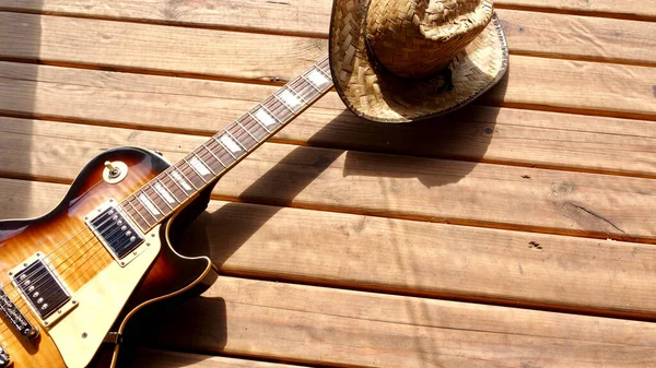 Guitarra Eléctrica Vintage Sombrero Vaquero Las Tablas Madera —  Fotos de Stock