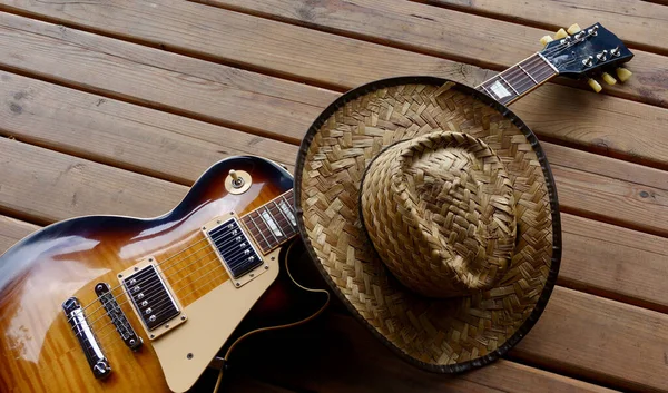 Vintage Elektromos Gitár Cowboy Kalap Táblán — Stock Fotó