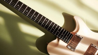 Elektro gitar kapanışı. Kopyalama alanı olan renk arkaplanı